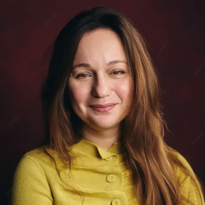 Julia Arenson headshot